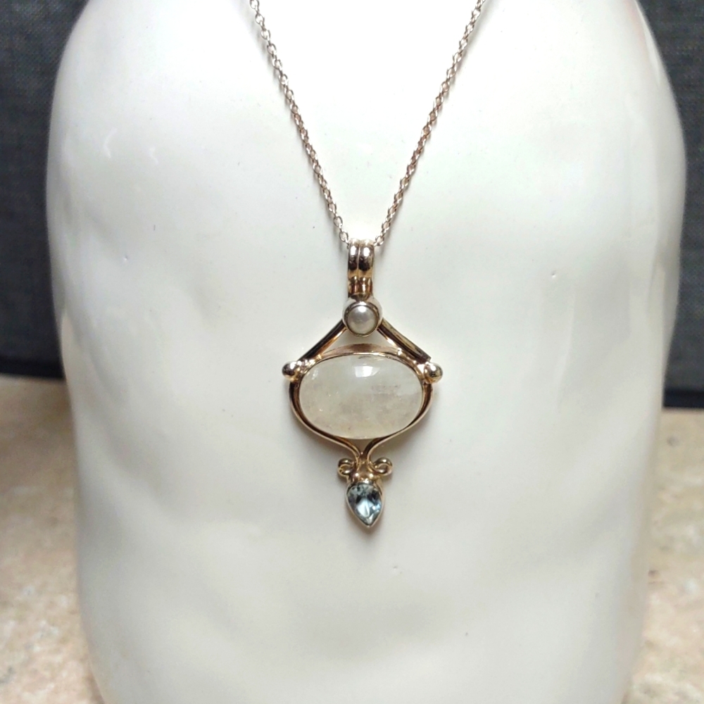 Silver gemmed necklace